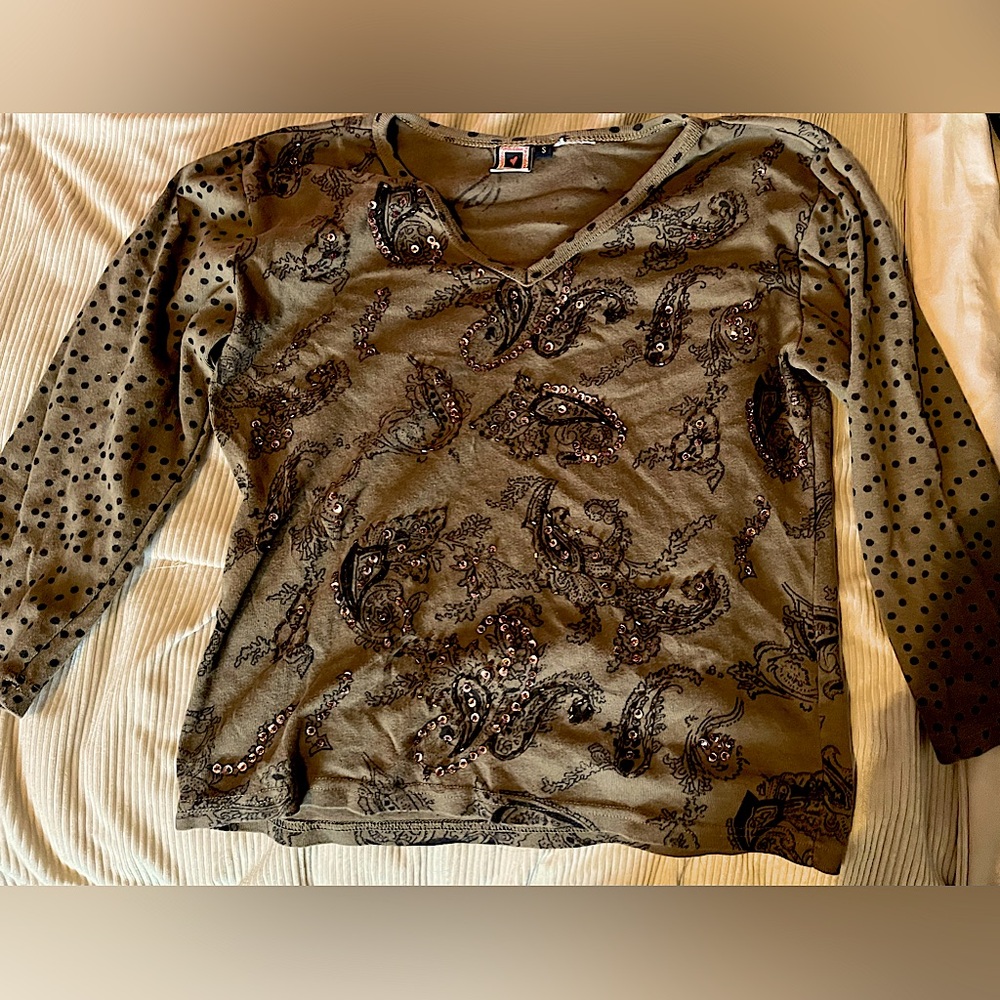 Brown sequenced top that includes a V-Neck as well as a mid way sleeve.